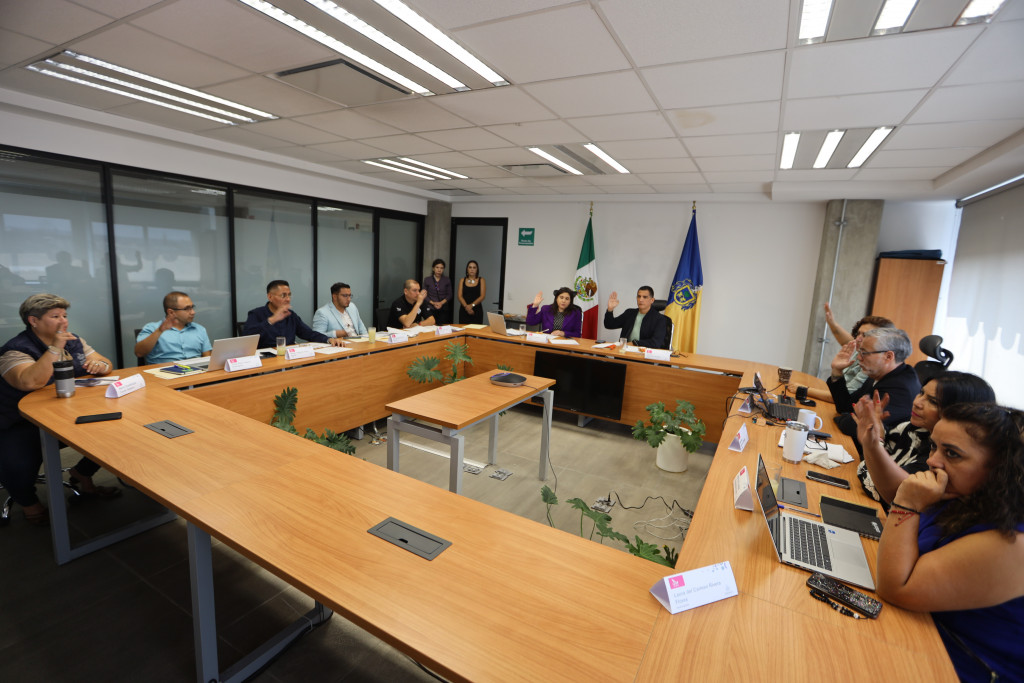 Integrantes de COCODI levantando la mano por votación